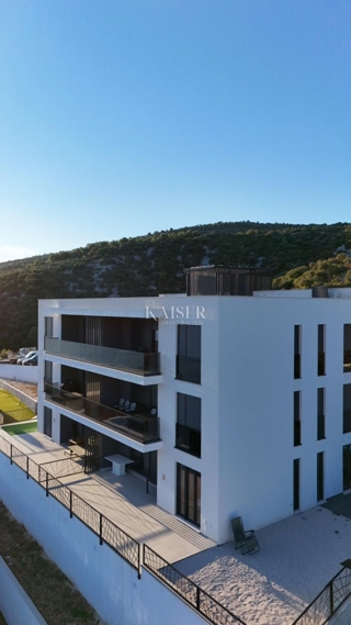 Trogir, Marina - 3-sobno stanovanje 107m2 z velikim vrtom, 100 m od plaže