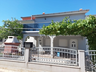 Zadar, Vir: hiša s 4 apartmaji 100m od morja