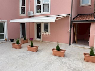 Istra, Novigrad - Stanovanje 35 m2 + loža 5 m2 in poslovni prostor 95 m2