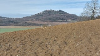 Istra, Motovun - gradbena parcela T2, pogled na Motovun