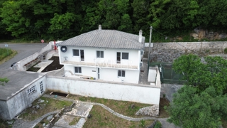 Bribir, Novi Vinodolski - Hiša z dvema stanovanjema, garažo in vrtom