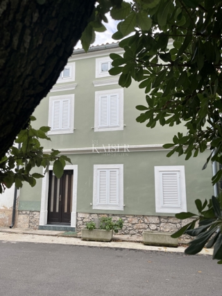 Otok Krk, Punat - avtentična kamnita hiša v prvi vrsti do morja