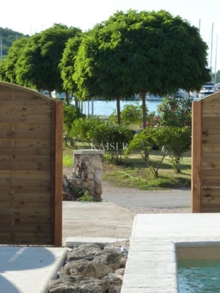 Otok Ugljan, Sutominšćica - Kamnita hiša prva vrsta ob morju