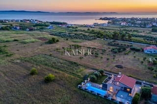 Zadar, Privlaka – Moderna vila, obdana z oljkami, vinogradi in neskončnimi polji, ki se zlivajo z morskim obzorjem