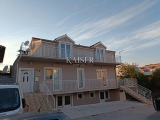 ŠIBENIK, Vodice - Hiša - Trisobno stanovanje + 4 apartmaji na mirni lokaciji