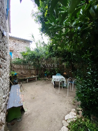 Mali Lošinj, Susak - gradbeno zemljišče 74m2 v coni M1