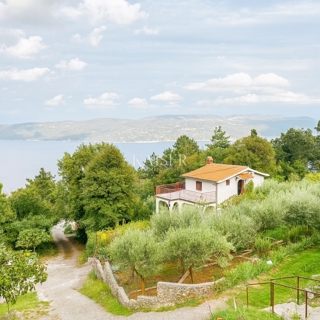 Opatija, Brseč - hiša z dvema stanovanjema, 90 m², 600 m od morja