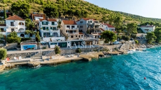 Šibenik - hiša prva vrsta do morja