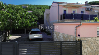 Crikvenica, Dramalj - hiša z dvema apartmajema in vrtom