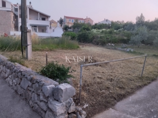 Otok Iž - Gradbeno zemljišče v središču mesta 