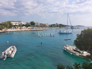 Pritlično stanovanje z dvoriščem, idealno za družine, Rogoznica – Lozica