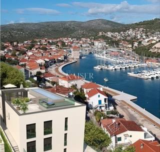 Marina, Trogir - Ekskluzivno, takoj vseljivo stanovanje s panoramskim razgledom in vrtom