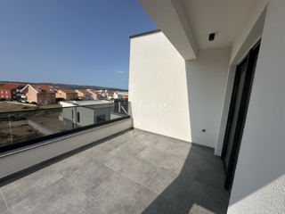 Pag, Povljana - trosobno stanovanje, velik balkon, 300 m od morja