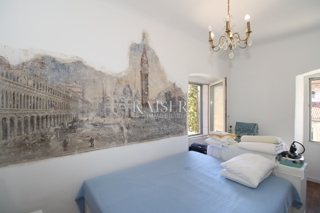 Istra, Pula - zgodovinsko stanovanje 104m2 s freskami in teraso