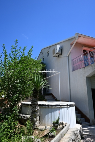 Crikvenica - trosobno stanovanje z velikim vrtom