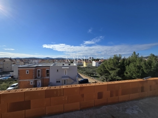 Srime, Vodice - Luksuzno dvonadstropno stanovanje z bazenom in pogledom na morje