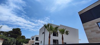 Medulin - moderna vila z bazenom, 290 m2