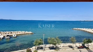 Zadar – Zaton | Elegantno stanovanje z veliko teraso – prva vrsta ob morju
