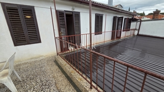Novi Vinodolski - prostorna kamnita hiša z vrtom in garažo