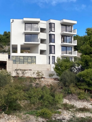 Moderno dvosobno stanovanje z balkonom v središču Primoštena