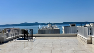 ZADAR–SUKOŠAN: Apartma s strešno teraso, blizu plaže.