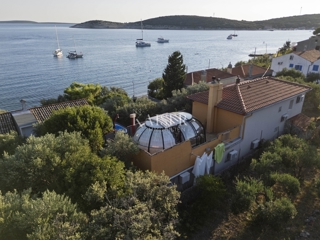 Martinšćica, otok Cres, mediteranska vila ob plaži