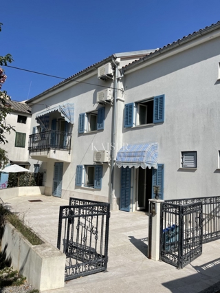 Mali Lošinj, prenovljena zgodovinska hiša v središču mesta, 261 m², 3 nadstropja, vrt
