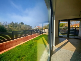 Istra, Banjole - 50m2 stanovanje v novogradnji z vrtom in parkiriščem