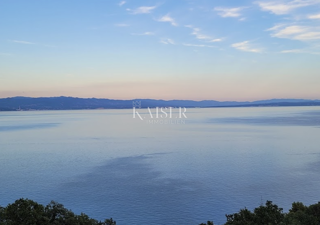 Lovran – gradbeno zemljišče 100 m od morja s projektom za 6 luksuznih stanovanjskih enot