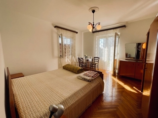 Opatija, Lovran – Nadstropje družinske hiše s teraso in vrtom v središču mesta