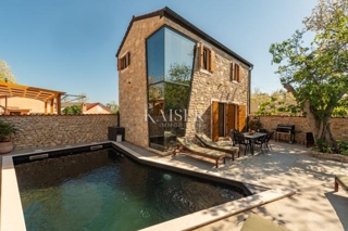 Privlaka - Zadar: Avtentična kamnita vila z ogrevanim bazenom