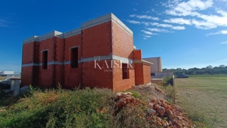 Istra, Pula - moderna polsamostojna hiša 120m2 z bazenom in teraso