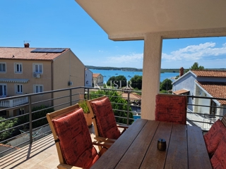 Istra, Medulin - apartmajska hiša 430m2 le 200m od morja