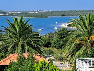 Istra, Medulin - apartmajska hiša 430m2 le 200m od morja