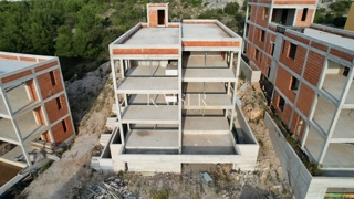 Luksuzno stanovanje v pritličju (Apartma 1) s prostornim zasebnim vrtom, Mandalina - Šibenik