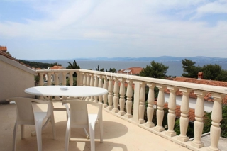 Otok Brač - Čudovita kamnita hiša s petimi apartmaji, oljčnim nasadom in panoramskim pogledom na morje