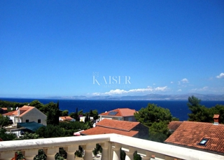 Otok Brač - Čudovita kamnita hiša s petimi apartmaji, oljčnim nasadom in panoramskim pogledom na morje