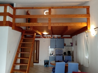 Medulin, apartma z veliko teraso 400m od morja