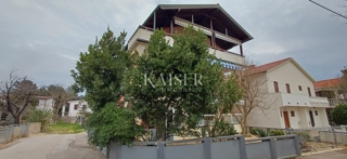 Vir – Apartma s teraso in pogledom na morje, 120 m od plaže