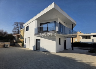 Otok Krk, Malinska - Luksuzna hiša dvojček z zasebnim bazenom