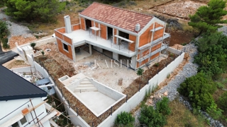BILICE, ŠIBENIK – MODERNA DRUŽINSKA VILA Z BAZENOM V GRADBI
