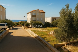 Pag, Mandre – gradbeno zemljišče 734 m², 600 m od morja