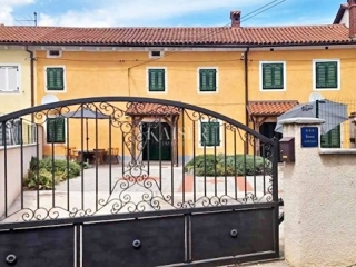 Istra, Marčana - prenovljena vrstna hiša s prostornim dvoriščem 