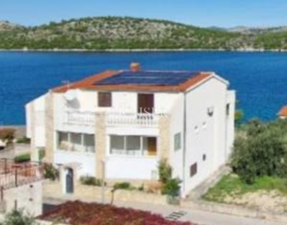 Šparadići, Šibenik - Apartmajska hiša s 5 enotami in potencialom, 50 m od morja