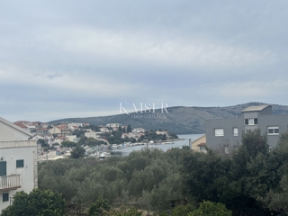 Trogir, Seget V - stanovanje 70 m2 za prenovo, 100 m od morja