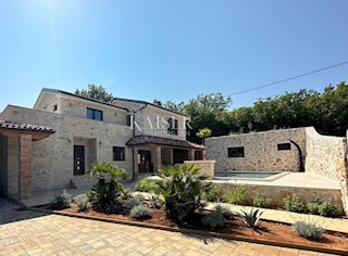 Otok Krk, okolica Dobrinja - impresivna kamnita hiša z bazenom, 220 m2