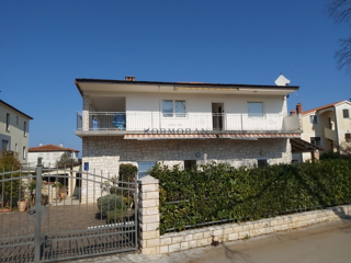 Samostojeća hiža z 12 app