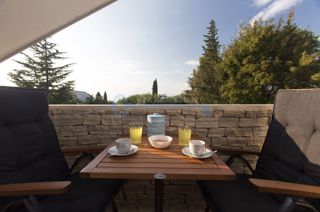 NJIVICE-VELIK STANOVANJE NA PODSTREŠJU/MANSARDA Z VRTOM
