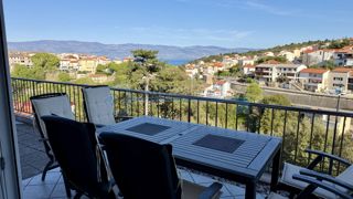 VRBNIK - APARTMA S POGLEDOM NA MORJE