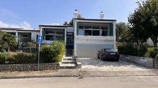 NJIVICE - VELIKA HIŠA Z UKREJENIM VRTOM IN GARAŽO